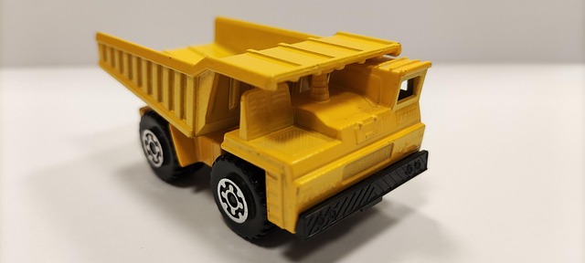 Žluté dřevěné autíčko. 